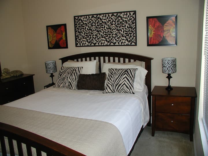 Tercer dormitorio con vestidor, vestidor y TV.