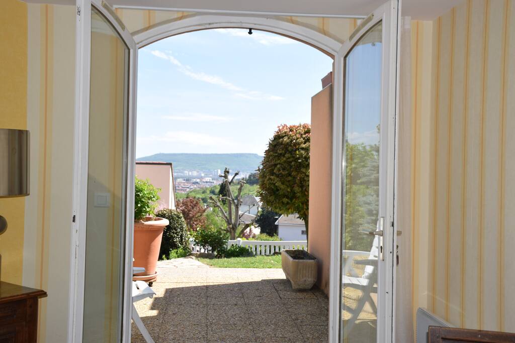 Vue de la porte-fenêtre du studio