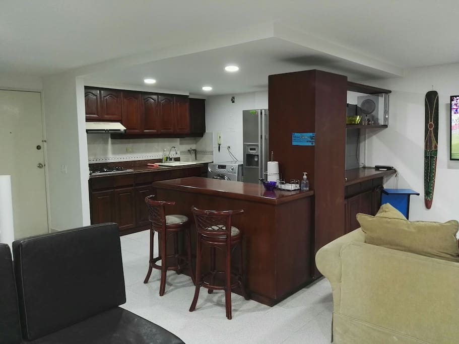 Double and large room, American type furniture, very comfortable and spacious, full HD tvs, premium channels, air, Loft type, panoramic view.
Doble y Amplia Sala, muebles tipo americanos, muy cómodos y amplios, tvs full HD,canales premium, aire, tipo Loft, vista panorámica.