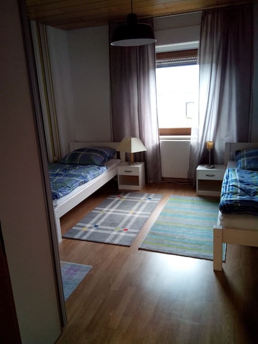 Schlafzimmer mit zwei Einzelbetten