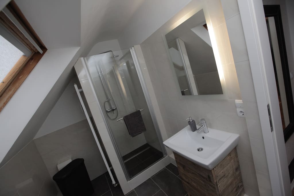 Modernes Badezimmer