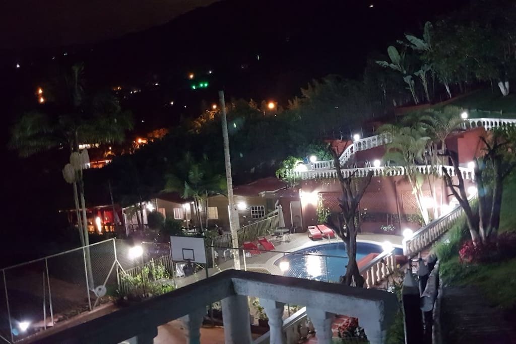 Vistas finca iluminada noche.