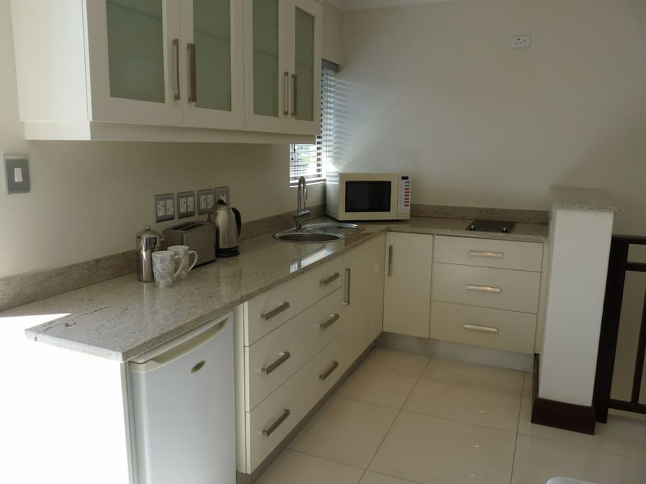 Kitchenette with hob, convection over/microwave, fridge with freezer compartment