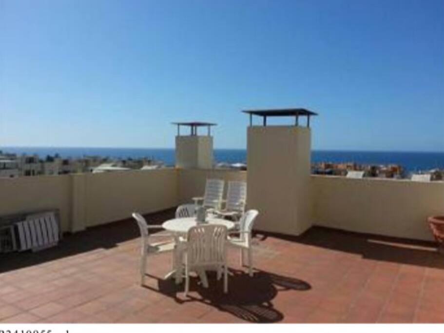 Private roofteras with 4 sunbeds