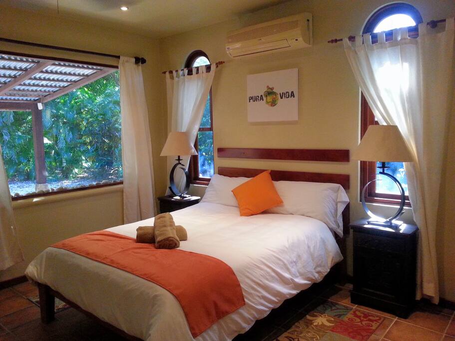 2nd Bedroom/Queen Bed