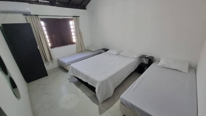 上层客房（两张单人床和一张双人床）