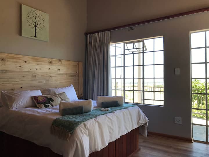 ห้องนอนใหญ่มีห้องน้ำในตัว 