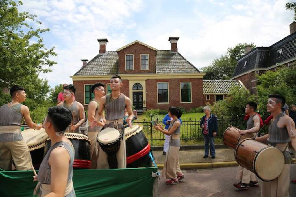 Het Dorpslogement bevindt zich op de eerste etage van het rijksmonument aan de schoolstraat.
