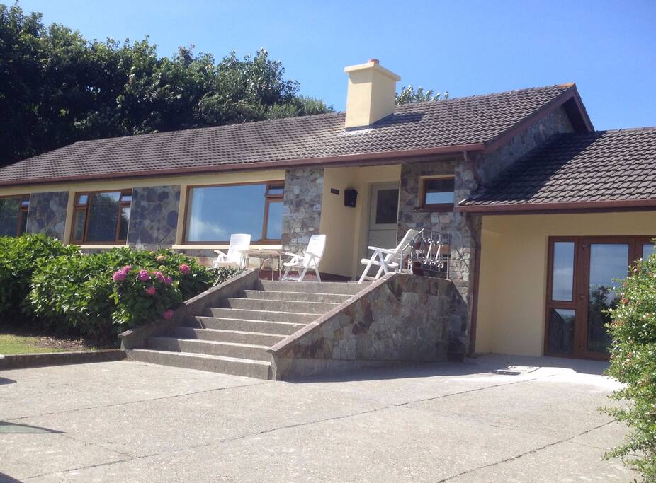 View of the front of the house and driveway.