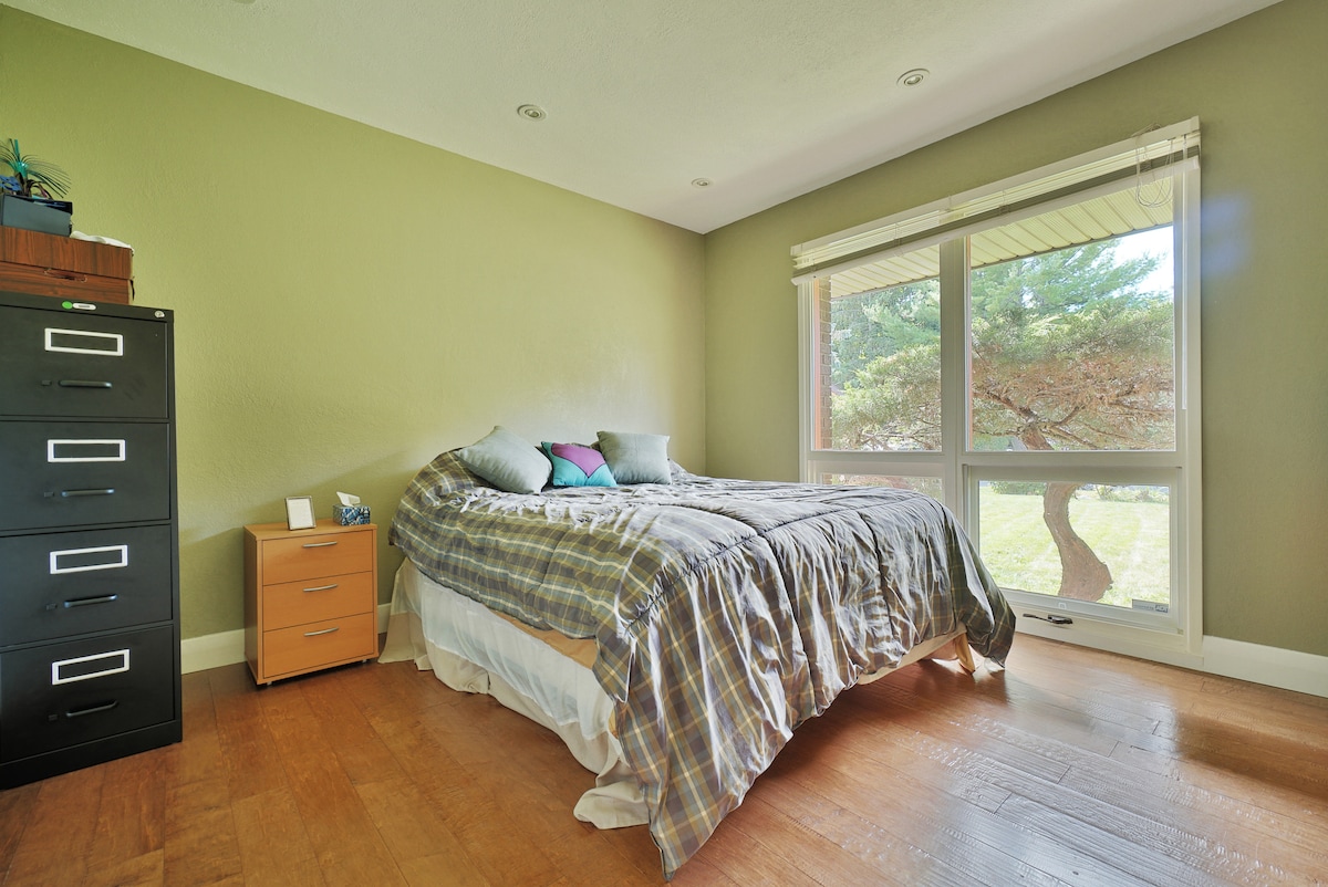 Segundo dormitorio con vistas a la parte delantera de la casa.