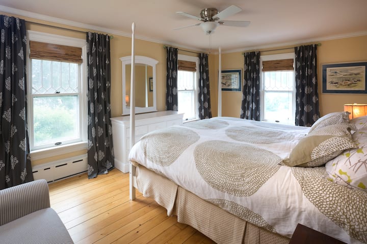 King Bedroom: Upstairs