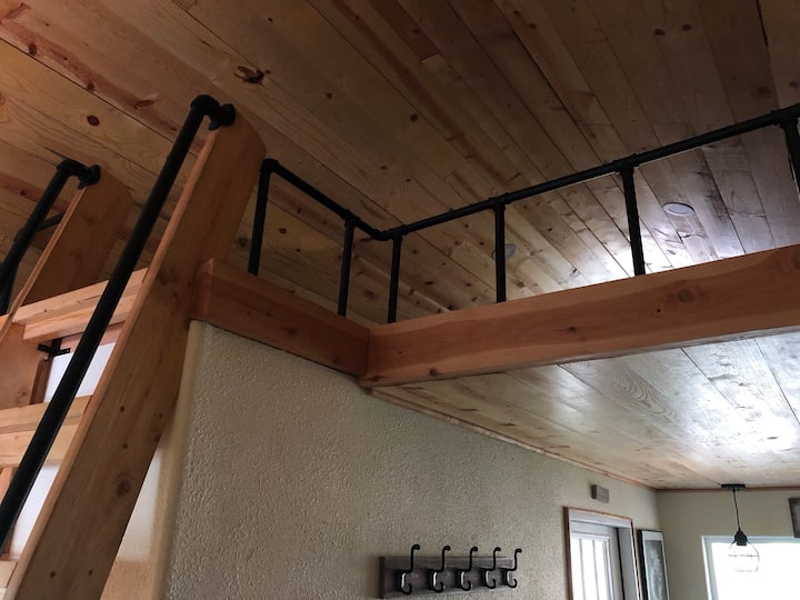 La cama está en el loft de arriba. 