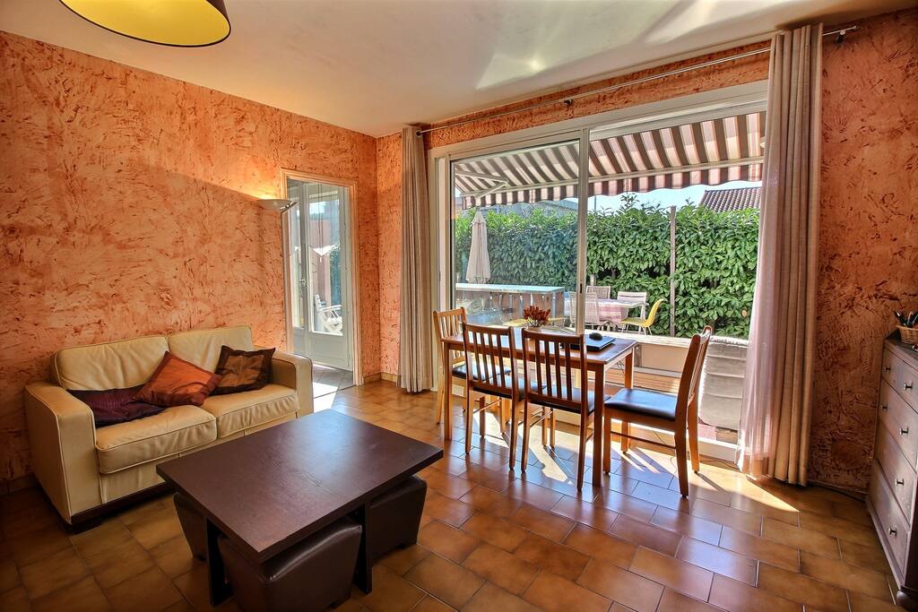 Pièce principale avec canapé et table