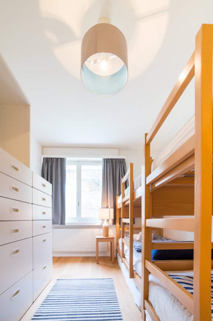 un dormitorio con dos literas