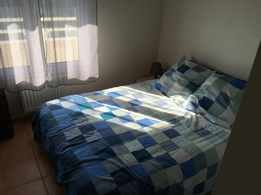 Chambre calme avec grand placard