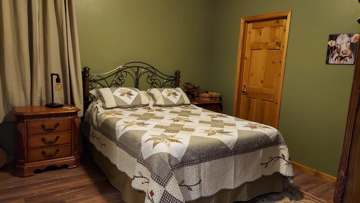 غرفة النوم الثالثة - سرير بحجم كبير