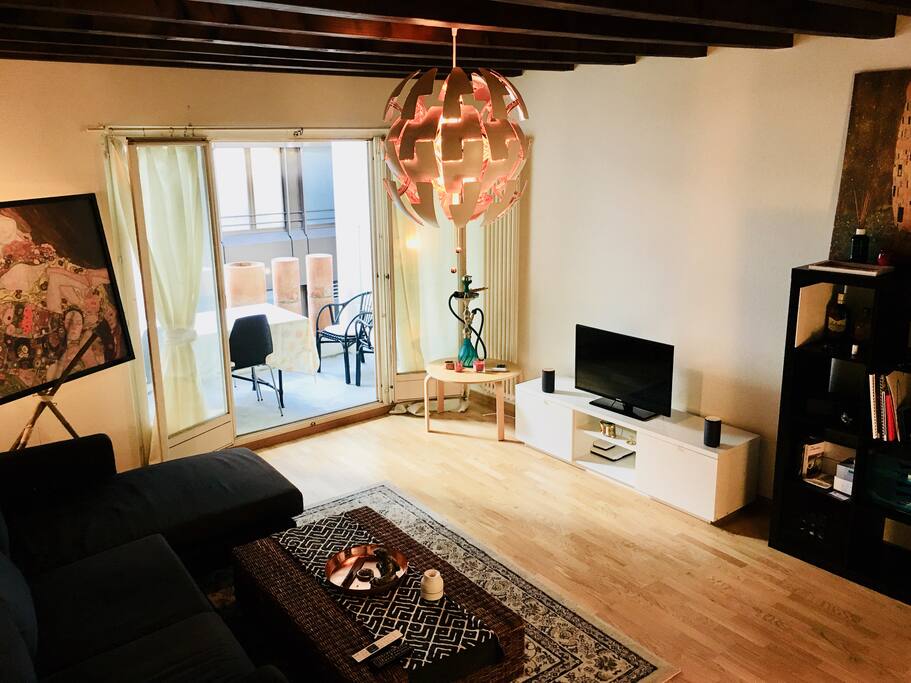 Living room, main area and terrace
Pièce principale, salon et balcon