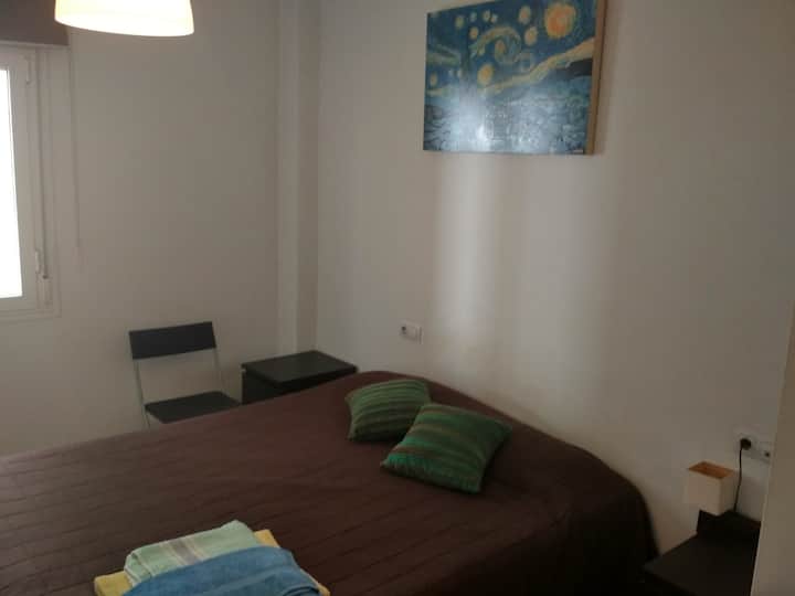 Dhoma e gjumit 1. 160cm x 200cm krevat. Dollapë të mëdhenj të integruar.