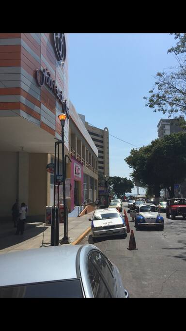 Una cuadra de centro comercial, playa, central camionera y parque diversiones papagayo.