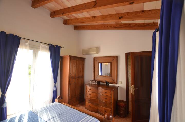 Chambre 3 avec  sortie  sur la terrasse privée.