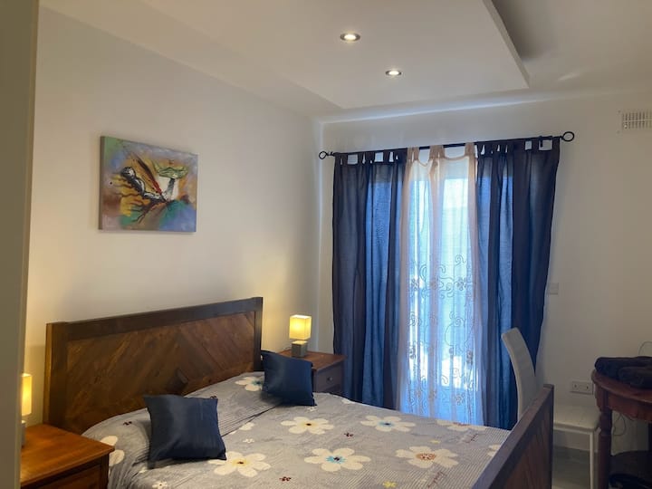 غرفة نوم 4 بسرير مزدوج. نحن نقدم مناشف وبياضات سرير جديدة لجميع الضيوف، مما يضمن حصولك على كل ما تحتاجه لإقامة ممتعة.