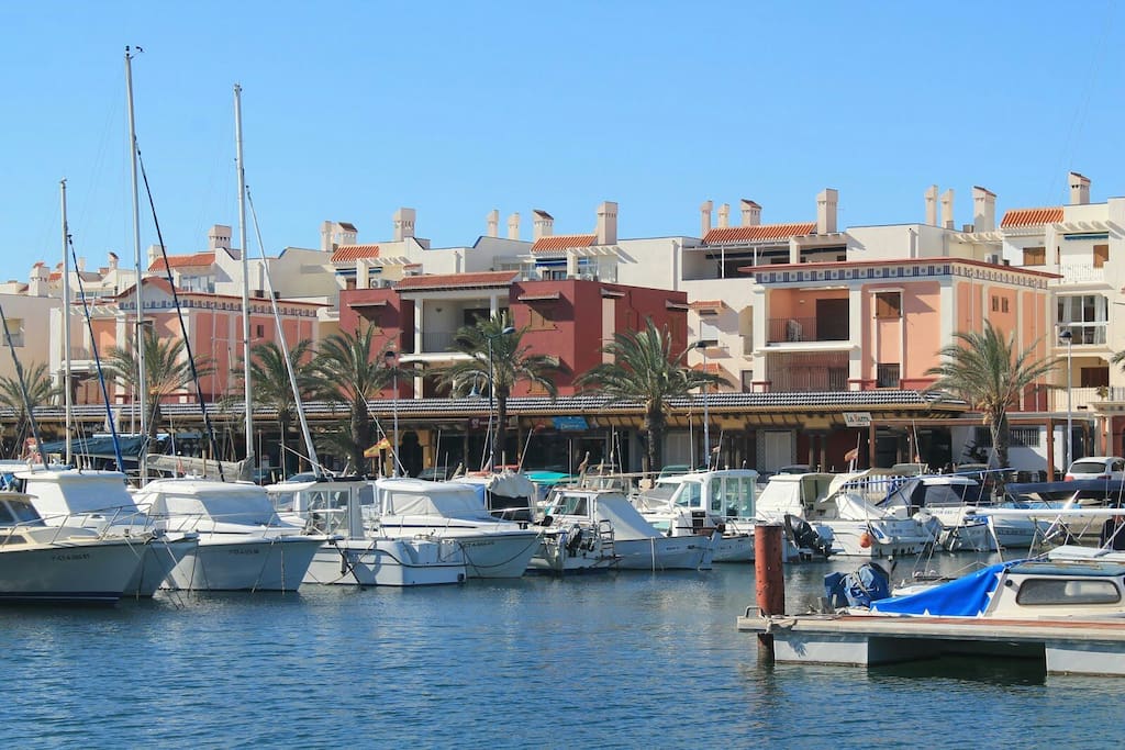 Puerto con zona de restaurantes y ocio muy recomendable