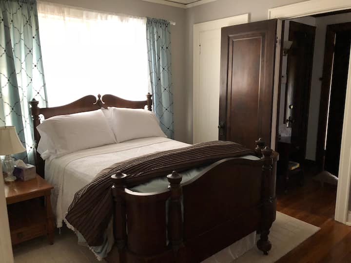 Chambre avant, grand lit antique. Deux placards. 