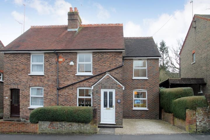 Family Cottage with Lovely Garden, Haywards Heath