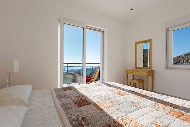 CHUMBA CHA MASTER KILICHO NA KITANDA CHA UKUBWA WA KING NA UFIKIAJI WA ROSHANI