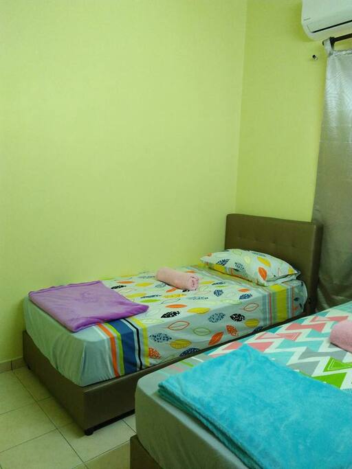 Room with 2 single beds