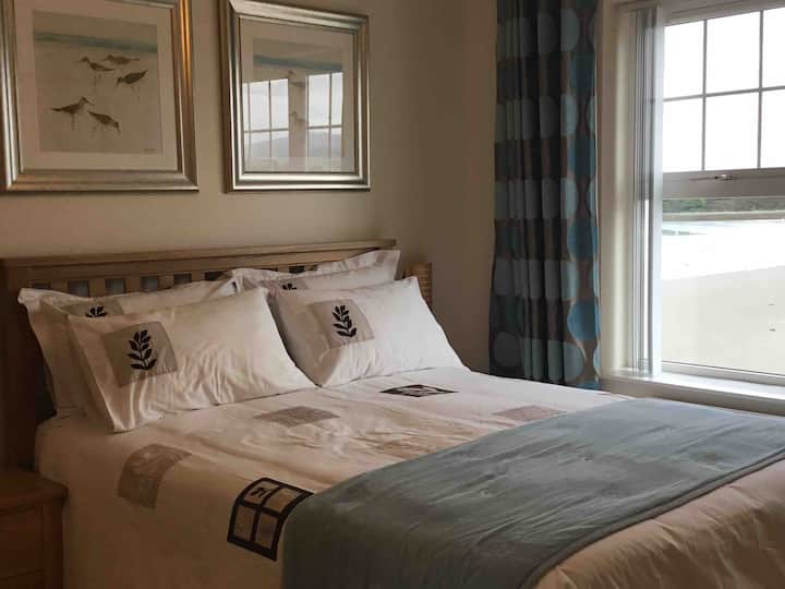 特大号主卧配备套房，可俯瞰Dundrum湾和Mourne山脉的美景。 