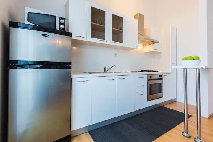 charming 2 bedroom apartment