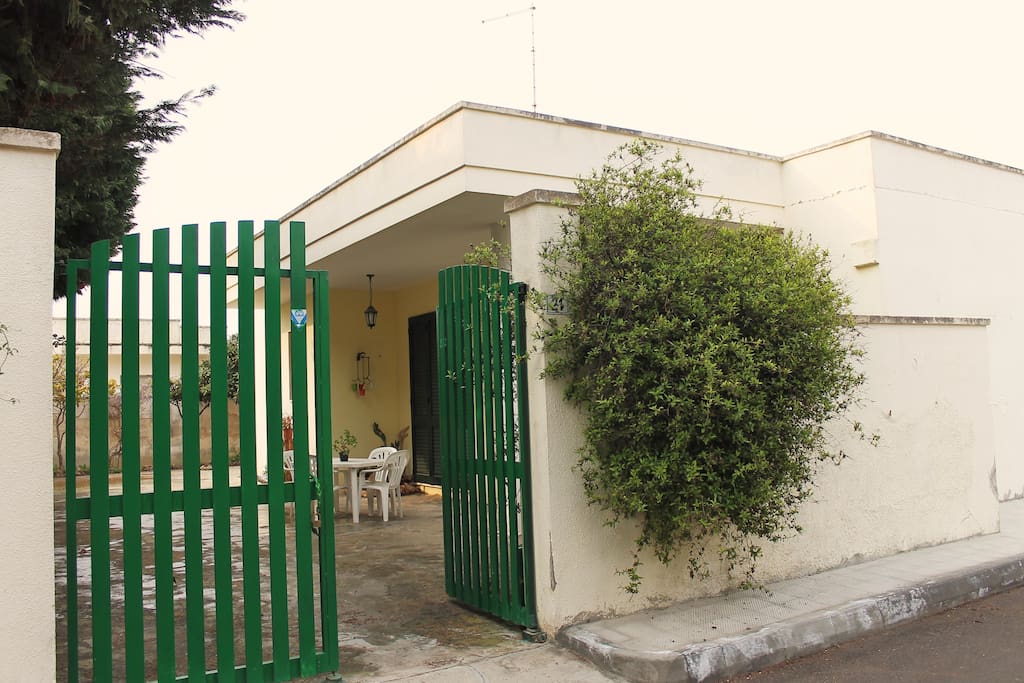 L'ingresso principale della casa, con un ampio giardino dove è possibile parcheggiare la propria auto.