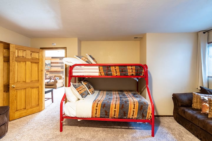 8号卧室有一张上下铺床。 所有新床上用品和床单（ 2019年11月）。 还有沙发和躺椅，是心爱的孩子们闲逛的空间。 