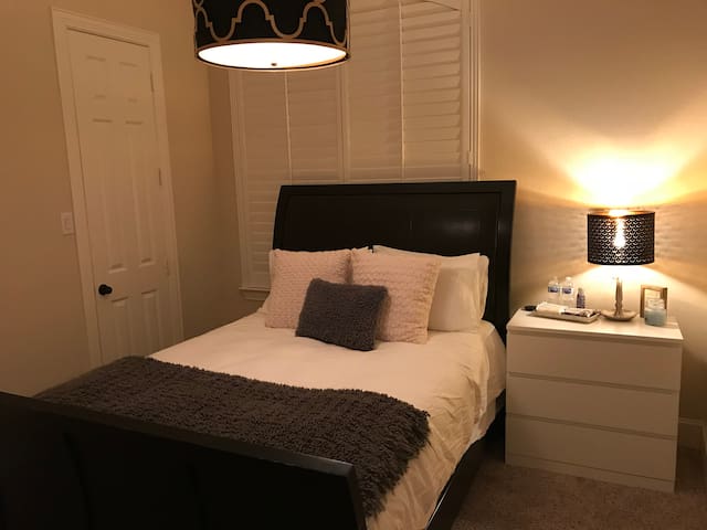 Cozy Room Walking Dist From Allen Premium Outlets Houses
