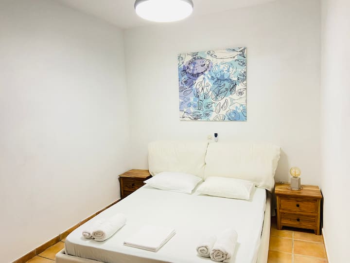 חדר שינה בקומה הראשונה - מקום לשני אנשים - מיטת קווין סייז 160*240