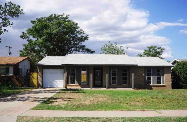 Large 3 Bedroom House All To Yourself Official Lubbock Texas Tx Usa 3 Bedroom 2 Bathroom