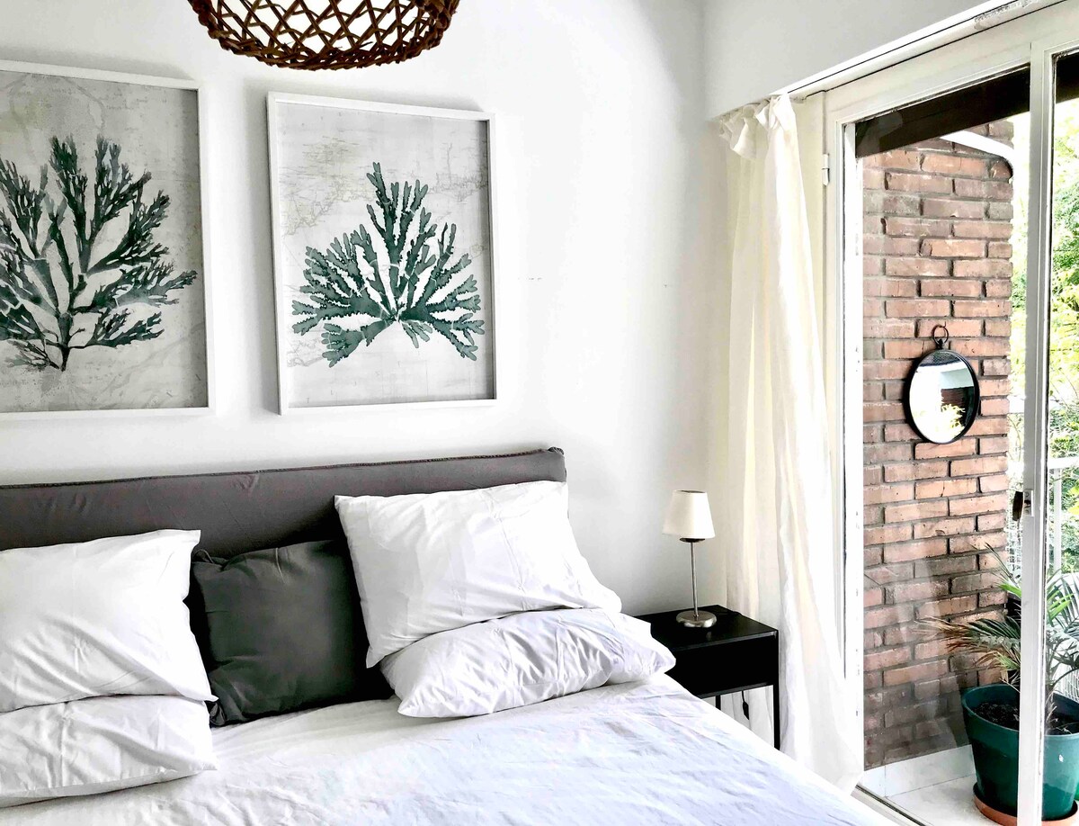 加大双人床。
房间内有空调，大镜子和阳台景观，白天光线充足，百叶窗非常好，夜间非常黑。