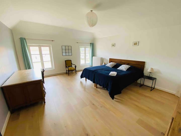 Chambre spacieuse avec espace de travail, lit king size - Domaine du Panorama, Montbavin