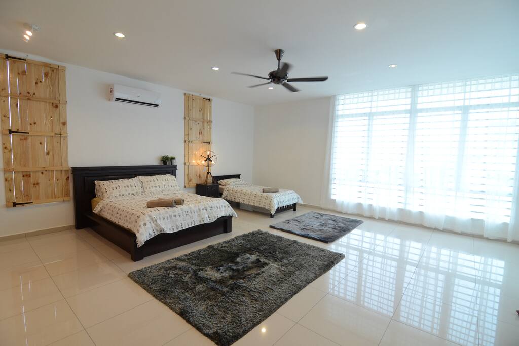 Bedroom with 1 double and 1 single bed