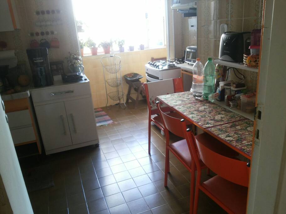 Cozinha e área de serviço.