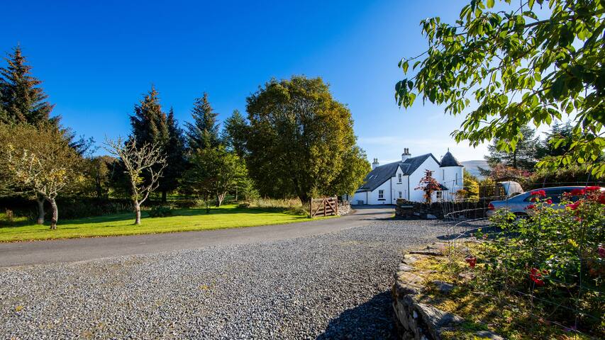 Beautiful Country House with loch shore & fishing