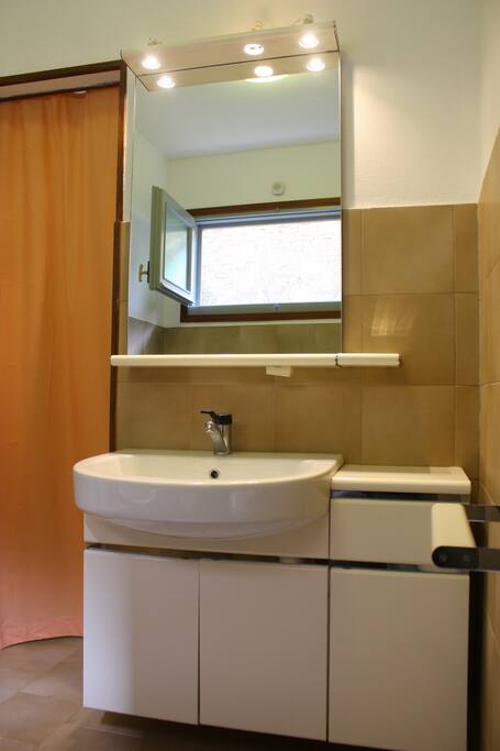 Bagno con vasca da bagno.