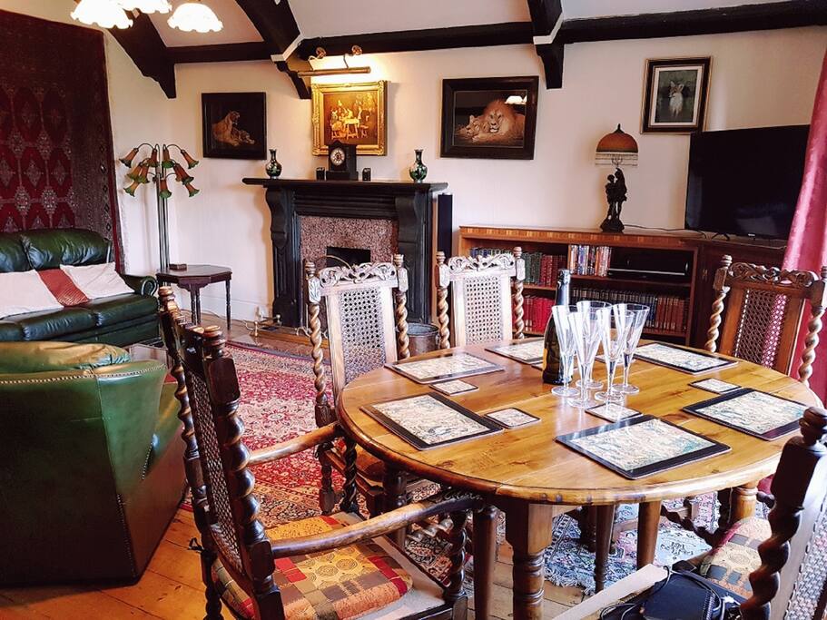 Lounge & Dining area