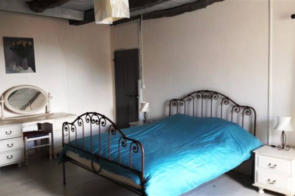 Belle chambre avec lit king size, coiffeuse et dressing