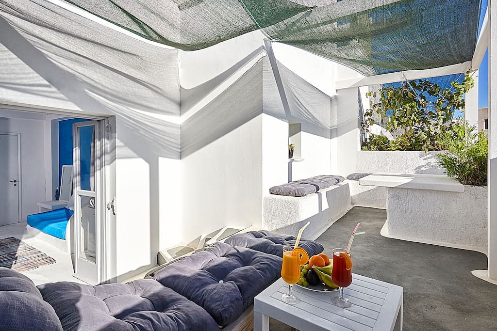 Greek Goddess Sapphire welcomes you (private veranda)