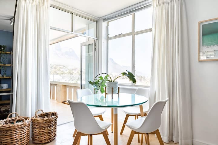 Stunning Camps Bay Ocean & Mountain View 2 Bed Apt