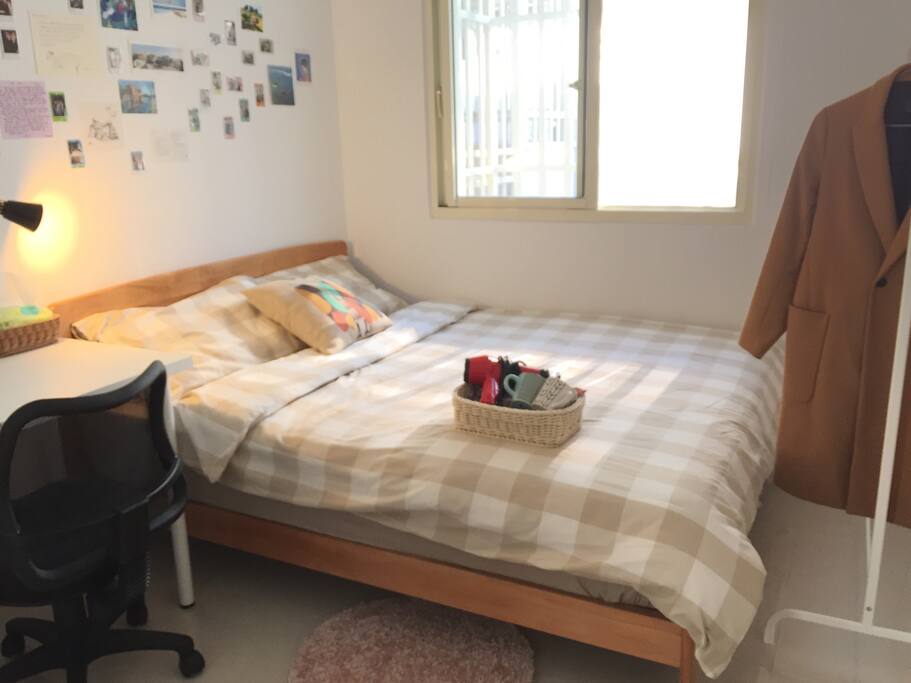 Room:double bed + shared bathroom + clothes hanger + desk and chair + Rong's memory lane :-)
雅房:雙人床 + 共用衛浴 + 吊衣桿 + 桌椅 + 絨的回憶們 :-)
