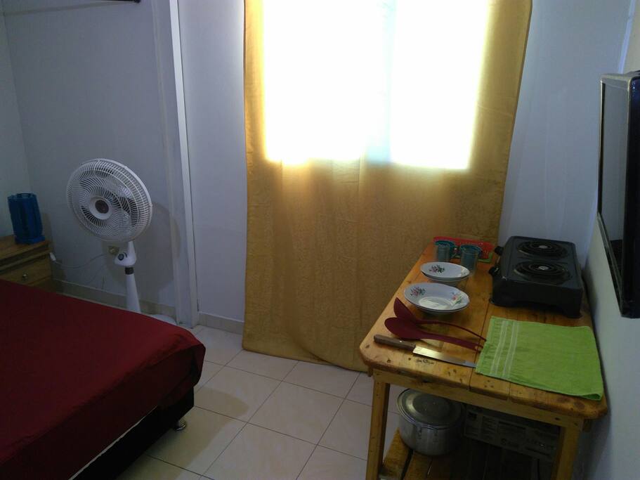 OTRA VISTA HABITACION CON COCINA,ABANICO, INTERNET, TV CON CANALES POR CABLE E INTERNET.