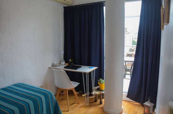 Dormitorio con cama individual y escritorio